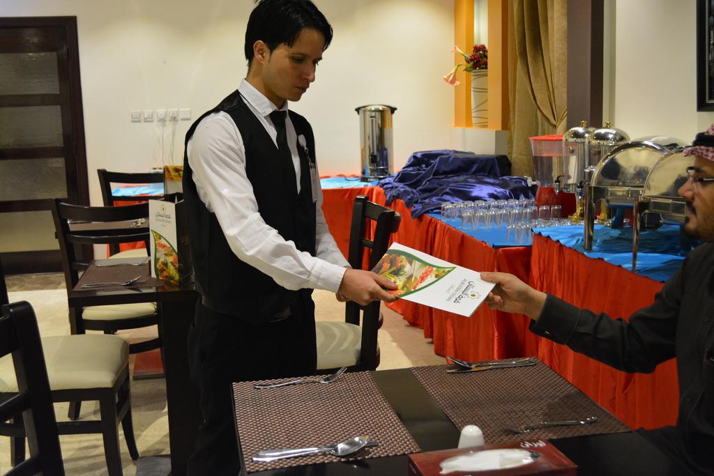 Al Bustan Crown Hotel 2 Arar Ngoại thất bức ảnh